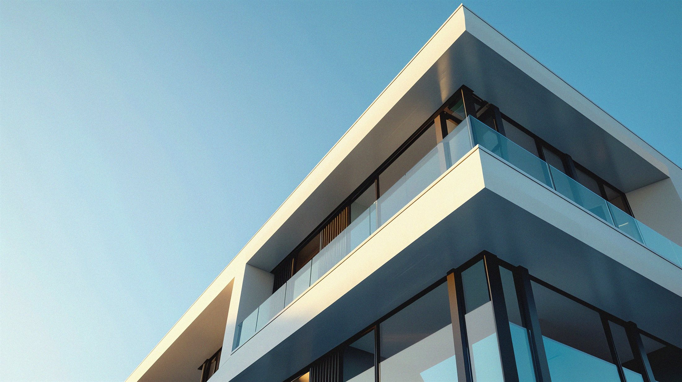 Edificio residencial contemporáneo con terrazas acristaladas